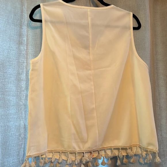 Adorable size medium sleeveless blouse with cross stitching, and fringe - Picture 4 of 4